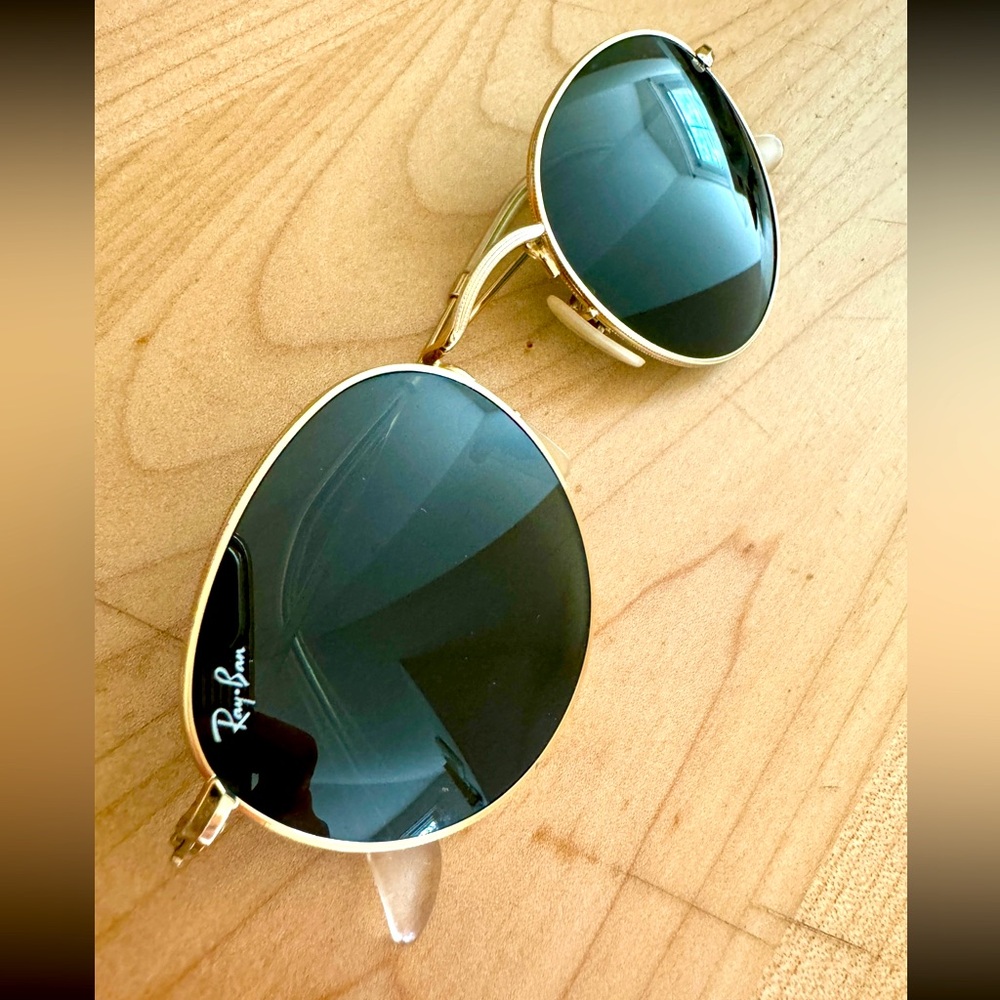 Gold women’s Ray Ban Round Metal Sunglasses